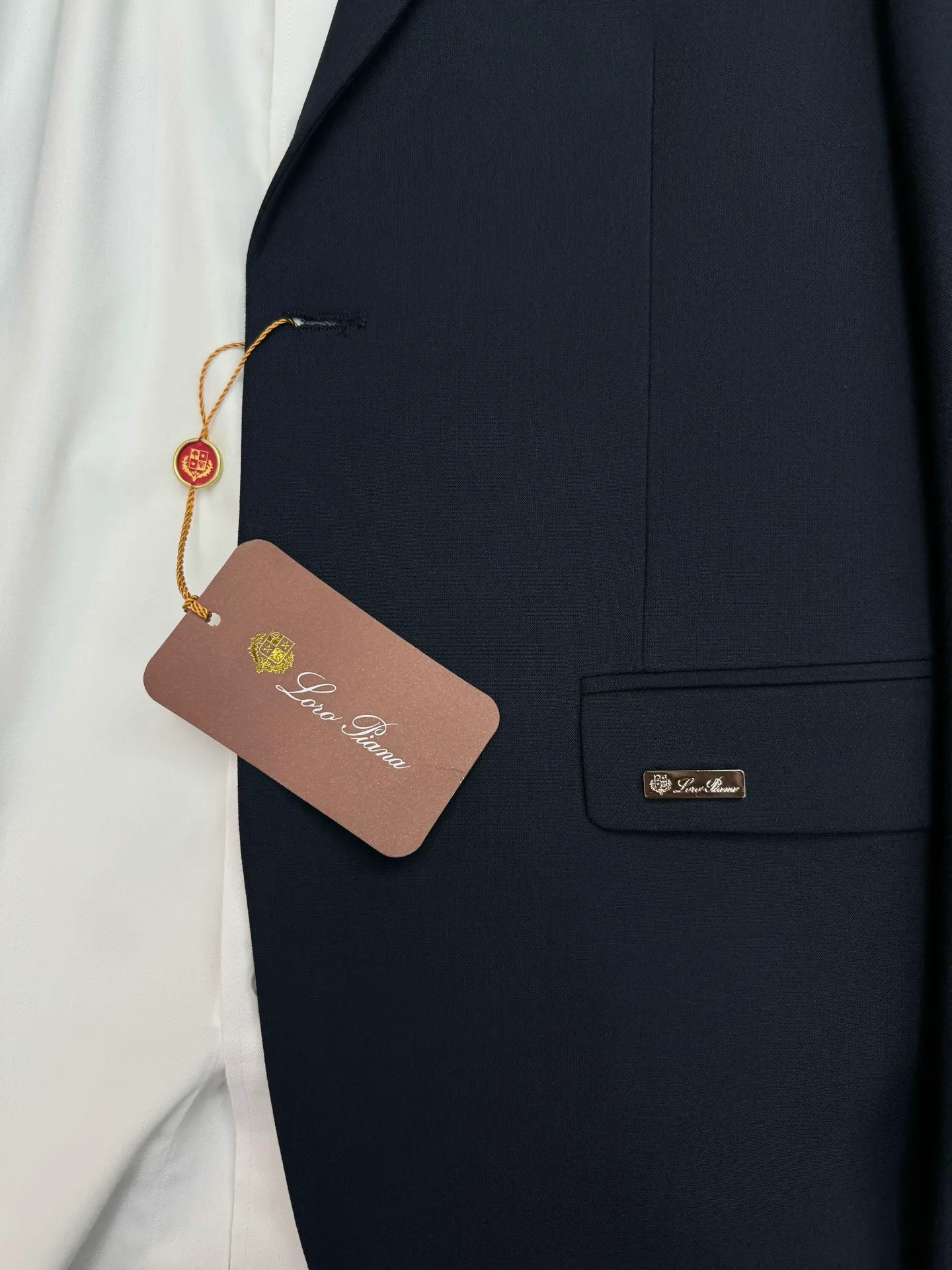 A set of ⚜️Loro Piana colored textile light luxury new suit 🤵Order from a foreign trade company! Known as the LP of fabric ceilings, this colored woven suit perfectly interprets Italian low-key luxury. We select custom-made color-spun high-count fabrics, with a matte and delicate texture, and a soft drape. It is wrinkle-resistant and not easy to deform, and it still looks smooth and neat after long periods of commuting and sitting. The classic two-piece suit style has a notch shape, which moderately cinches the waist without restricting it, modifies the lines of the shoulders and neck, and neatly shows off the body shape. The exclusive metal embossed LP nameplate on the chest pocket and custom-engraved buttons on the body are details that hide brand recognition. Matching nine-point turn-down trousers, with Series metal logo on the back waist and herringbone hemming on the inside; the waistband is equipped with a detachable brand badge hanging, and the elasticity adjustment design accommodates various waist sizes. Black/Navy Blue are available in two colors: pure black is calm and atmospheric, while Navy Blue is restrained and noble. There is no need to deliberately show off, the upper body has the relaxed aura of an Italian gentleman, and it is suitable for business meetings, dinner outings, and daily wear. Sizes: M-3XL slim fit ❗️ (L is recommended for 175/140 pounds)